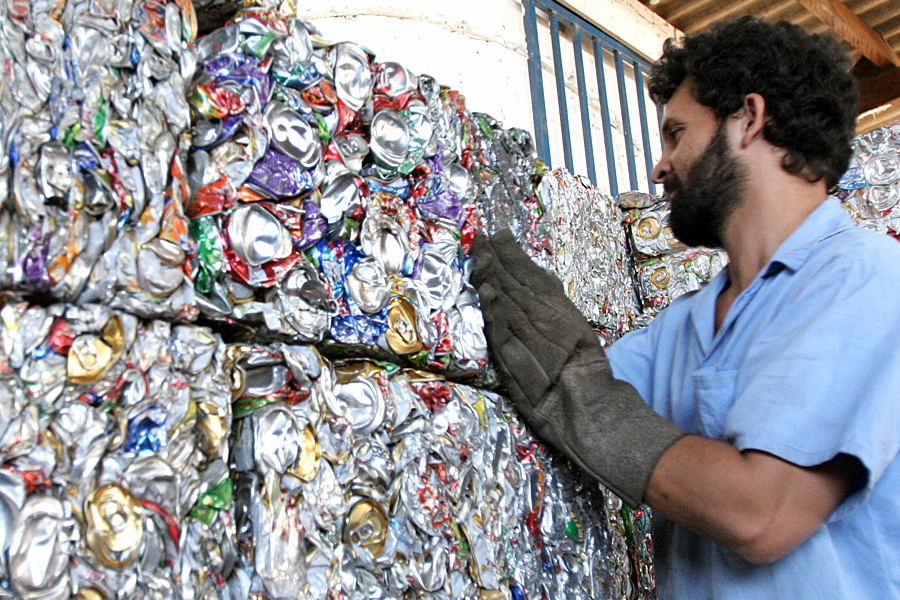 Coleta de Resíduos – Brasileiros reciclam quase 100% das latinhas